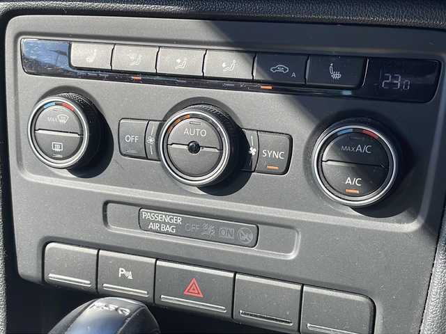 フォルクスワーゲン ザ・ビートル ターボ エクスクルーシブ 山口県 2015(平27)年 6.2万km パール フェンダーサウンド　/ドライブレコーダー　/クルーズコントロール　/レザーシート　/シートヒーター　/パーキングアシスト　/横滑り防止装置　/オートライト　/ＬＥＤヘッドライト　/ディスプレイオーディオ　　/コーナーセンサー