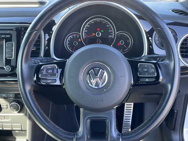 フォルクスワーゲン ザ・ビートル ターボ エクスクルーシブ 山口県 2015(平27)年 6.2万km パール フェンダーサウンド　/ドライブレコーダー　/クルーズコントロール　/レザーシート　/シートヒーター　/パーキングアシスト　/横滑り防止装置　/オートライト　/ＬＥＤヘッドライト　/ディスプレイオーディオ　　/コーナーセンサー