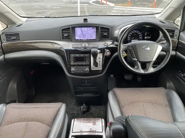 日産 エルグランド 250HWS アーバンクロム 福岡県 2012(平24)年 7.9万km ブリリアントホワイトパール (株)IDOMが運営する【じしゃロン八幡西店】の自社ローン専用車両になります。こちらは現金またはオートローンご利用時の価格です。自社ローンご希望の方は別途その旨お申付け下さい/・純正ナビ/・バックカメラ/・Bluetooth/・DVD再生可/・フリップダウンモニター/・両側パワースライドドア/・プッシュスタート/・純正18インチホイール