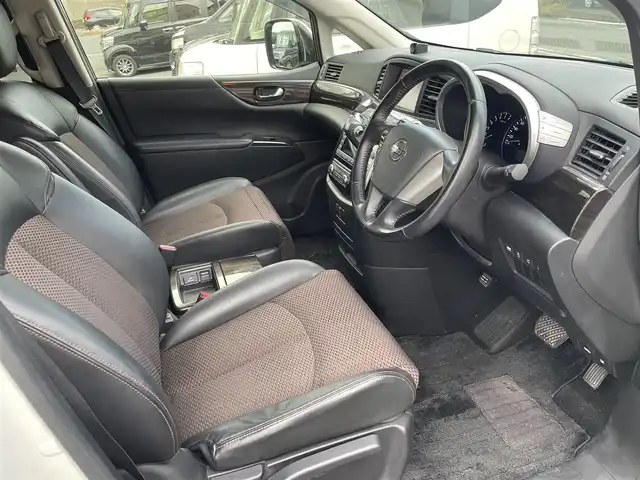 日産 エルグランド 250HWS アーバンクロム 福岡県 2012(平24)年 7.9万km ブリリアントホワイトパール (株)IDOMが運営する【じしゃロン八幡西店】の自社ローン専用車両になります。こちらは現金またはオートローンご利用時の価格です。自社ローンご希望の方は別途その旨お申付け下さい/・純正ナビ/・バックカメラ/・Bluetooth/・DVD再生可/・フリップダウンモニター/・両側パワースライドドア/・プッシュスタート/・純正18インチホイール