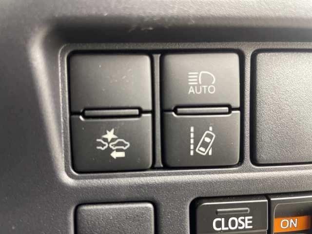 トヨタ ノア Si GRスポーツ 三重県 2019(平31)年 1.2万km ホワイトパールクリスタルシャイン ワンオーナー/セーフティセンス/・プリクラッシュセーフティ/・レーンディパーチャーアラート/・オートマチックハイビーム/・先行車発進告知/クルーズコントロール/アルパイン９型ナビ（X9Z）/・フルセグTV/・CD/DVD/・Bluetooth/・SD/音楽録音/バックカメラ/アルパイン10.1型フリップダウンモニター/ハーフレザーシート/革巻きステアリング/ステアリングスイッチ/LED室内灯/前後ドライブレコーダー（ケンウッド）/ビルトインETC/ドアバイザー/クラッツィオフロアマット/VANESSA18インチホイール215/４５R18/純正18インチアルミホイール（スタッドレス）４本車載/225/４５R18/純正サスペンション車載