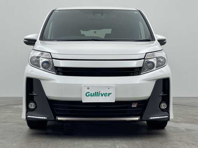 トヨタ ノア Si GRスポーツ 三重県 2019(平31)年 1.2万km ホワイトパールクリスタルシャイン ワンオーナー/セーフティセンス/・プリクラッシュセーフティ/・レーンディパーチャーアラート/・オートマチックハイビーム/・先行車発進告知/クルーズコントロール/アルパイン９型ナビ（X9Z）/・フルセグTV/・CD/DVD/・Bluetooth/・SD/音楽録音/バックカメラ/アルパイン10.1型フリップダウンモニター/ハーフレザーシート/革巻きステアリング/ステアリングスイッチ/LED室内灯/前後ドライブレコーダー（ケンウッド）/ビルトインETC/ドアバイザー/クラッツィオフロアマット/VANESSA18インチホイール215/４５R18/純正18インチアルミホイール（スタッドレス）４本車載/225/４５R18/純正サスペンション車載
