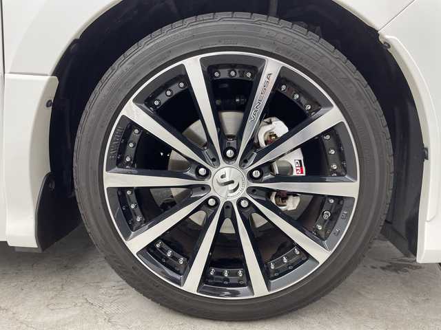 トヨタ ノア Si GRスポーツ 三重県 2019(平31)年 1.2万km ホワイトパールクリスタルシャイン ワンオーナー/セーフティセンス/・プリクラッシュセーフティ/・レーンディパーチャーアラート/・オートマチックハイビーム/・先行車発進告知/クルーズコントロール/アルパイン９型ナビ（X9Z）/・フルセグTV/・CD/DVD/・Bluetooth/・SD/音楽録音/バックカメラ/アルパイン10.1型フリップダウンモニター/ハーフレザーシート/革巻きステアリング/ステアリングスイッチ/LED室内灯/前後ドライブレコーダー（ケンウッド）/ビルトインETC/ドアバイザー/クラッツィオフロアマット/VANESSA18インチホイール215/４５R18/純正18インチアルミホイール（スタッドレス）４本車載/225/４５R18/純正サスペンション車載
