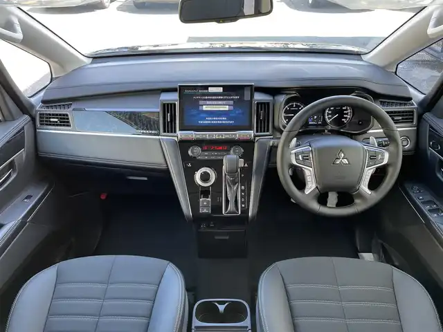 三菱 デリカＤ：５ シャモニー 東京都 2025(令7)年 0.1千km グレーⅡ 登録済未使用車/４WD/電動サイドステップ非装着車/アルパインビックXナビ（EX11NX)/AM/FM/CD/DVD/USB/SD/Bluetooth/HDMI/ダブルゾーン/アルパインフリップダウンモニター（RXH12X-L）/本革シート/マルチアラウンドモニター/両側パワースライドドア/e-Assist（運転支援機能）/・衝突被害軽減ブレーキ/・車線逸脱警報システム/・レーダークルーズコントロールシステム/・オートマチックハイビーム/・誤発進抑制機能（前進時）/・後側方車両検知警報システム（BSW）/・後退時交差車両検知警報システム/電動パーキングブレーキ/ブレーキオートホールド/エレクトリックテールゲート/プッシュスタート/スマートキー/純正18インチAW（ブラック塗装）/寒冷地仕様/・ヒーテッドドアミラー/・サードシートヒーターダクト/・スタートアップヒーター（フロント・リヤ）/LEDヘッドライト/LEDフォグランプ