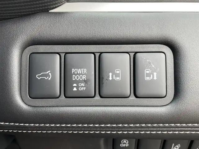 三菱 デリカＤ：５ シャモニー 東京都 2025(令7)年 0.1千km グレーⅡ 登録済未使用車/４WD/電動サイドステップ非装着車/アルパインビックXナビ（EX11NX)/AM/FM/CD/DVD/USB/SD/Bluetooth/HDMI/ダブルゾーン/アルパインフリップダウンモニター（RXH12X-L）/本革シート/マルチアラウンドモニター/両側パワースライドドア/e-Assist（運転支援機能）/・衝突被害軽減ブレーキ/・車線逸脱警報システム/・レーダークルーズコントロールシステム/・オートマチックハイビーム/・誤発進抑制機能（前進時）/・後側方車両検知警報システム（BSW）/・後退時交差車両検知警報システム/電動パーキングブレーキ/ブレーキオートホールド/エレクトリックテールゲート/プッシュスタート/スマートキー/純正18インチAW（ブラック塗装）/寒冷地仕様/・ヒーテッドドアミラー/・サードシートヒーターダクト/・スタートアップヒーター（フロント・リヤ）/LEDヘッドライト/LEDフォグランプ