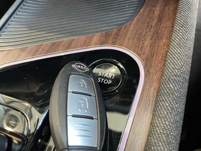 日産 オーラ G 愛知県 2022(令4)年 1.7万km ピュアホワイトパール 7型ナビ/三眼LEDヘッドライト/全方位カメラ/CD/Bluetooth/コーナーセンサー/純正アルミホイール/ブラインドスポットモニター/インテリジェントミラー/衝突軽減システム/オートマチックハイビーム/ドライブレコーダー/ETC/ステアリングスイッチ/スマートキー/プッシュスタート