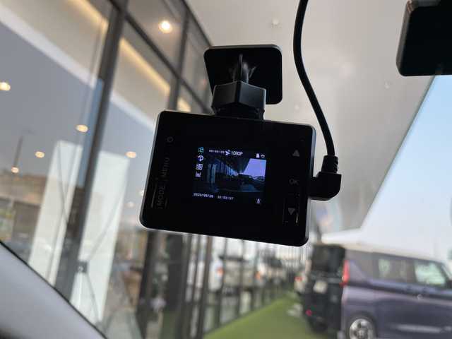 日産 オーラ G 愛知県 2022(令4)年 1.7万km ピュアホワイトパール 7型ナビ/三眼LEDヘッドライト/全方位カメラ/CD/Bluetooth/コーナーセンサー/純正アルミホイール/ブラインドスポットモニター/インテリジェントミラー/衝突軽減システム/オートマチックハイビーム/ドライブレコーダー/ETC/ステアリングスイッチ/スマートキー/プッシュスタート