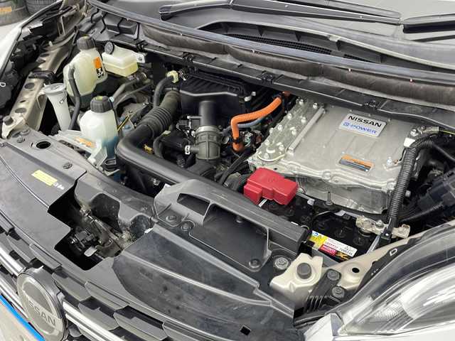 日産 セレナ e－パワー XV 宮城県 2020(令2)年 6.1万km カシミヤグレージュ 禁煙車/防水シートネオソフィール（レザー）/プロパイロット/アラウンドビューモニター/インテリジェントパーキングアシスト/エマージェンシーブレーキ/車線逸脱警報/オートハイビームアシスト/ブラインドスポットモニター/前後コーナーセンサー/純正10インチナビ/・CD.DVD.SD.BT/フルセグTV/両側パワースライドドア/前席シートヒーター/純正ドライブレコーダー（F）/ビルトインETC/オートライト/電動パーキングブレーキ/オートホールド機能/純正15インチアルミホイール/純正フロアマット