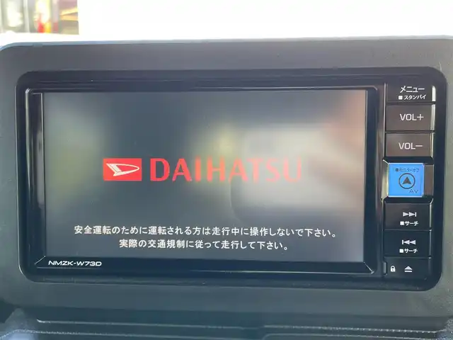 ダイハツ タフト G ダーククロムベンチャー 大阪府 2023(令5)年 1万km サンドベージュメタリック スマートアシスト/ガラスルーフ/ルーフレール/純正7インチナビ/Bluetooth/CD/DVD/フルセグTV/USB/バックカメラ/前ドライブレコーダー/DN席シートヒーター/ETC/アイドリングストップ/コーナーセンサー/LEDオートライト/プッシュスタート