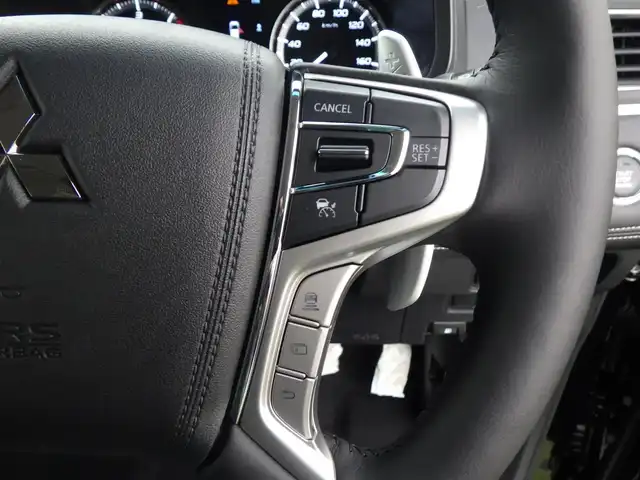 三菱 デリカＤ：５ シャモニー 千葉県 2025(令7)年 0.1千km 黒Ⅱ CHAMONIX (8人)　4WD　e-Assist/オリジナルナビ取付パッケージ＋リアモニター取付パッケージ(25/300)　ステップレス　（8人）/e-Assist/オリジナルナビ取付パッケージ＋リアモニター取付パッケージ(25/300)　ステップレス　（8人）/e-Assist/・衝突被害軽減ブレーキシステム（FCM）/・車線逸脱警報システム（LDW）/・誤発進抑制機能（前進＆後退時）（UMS）/・レーダークルーズコントロールシステム（ACC）/・オートマチックハイビーム[AHB]/エレクトリックテールゲート/両側パワースライドドア/マルチアラウンドモニター/運転席パワーシート/前席シートヒーター/ハーフレザーシート/革巻きステアリング/ステアリングスイッチ/ステアリングヒーター/パドルシフト/LEDヘッドライト/フォグライト/ウインカーミラー/純正18インチアルミホイル/サイド/カーテンエアバッグ/スマートキー