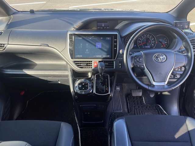 トヨタ ノア Si ダブルバイビー 茨城県 2018(平30)年 6.4万km ブラック 10インチ純正SDナビ/クルーズコントロール/横滑り防止装置/レーンキープアシスト/LEDオートライト/オートマチックハイビーム/アイドリングストップ/スマートキー/冷房WAC/Bluetooth/フルセグTV/バックカメラ/3列シート/ドライブレコーダー/純正フロアマット/ハーフレザーシート/両側パワースライドドア/16インチ純正アルミホイール