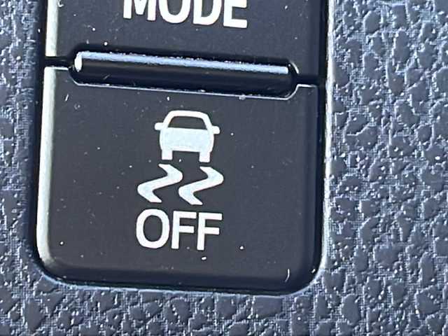 トヨタ ノア Si ダブルバイビー 茨城県 2018(平30)年 6.4万km ブラック 10インチ純正SDナビ/クルーズコントロール/横滑り防止装置/レーンキープアシスト/LEDオートライト/オートマチックハイビーム/アイドリングストップ/スマートキー/冷房WAC/Bluetooth/フルセグTV/バックカメラ/3列シート/ドライブレコーダー/純正フロアマット/ハーフレザーシート/両側パワースライドドア/16インチ純正アルミホイール