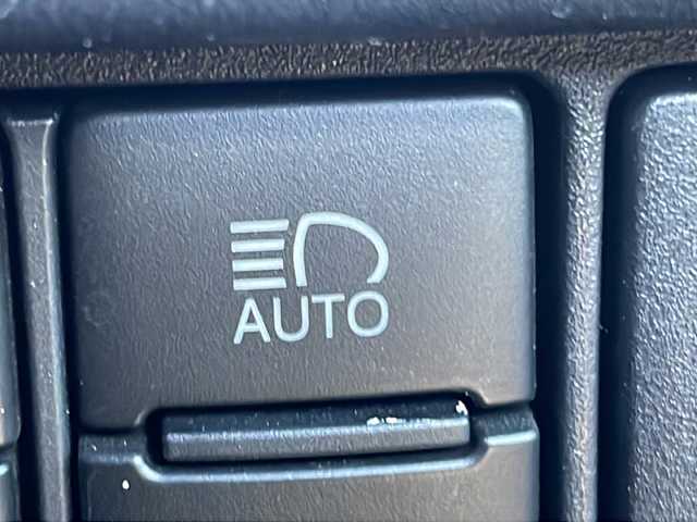 トヨタ ノア Si ダブルバイビー 茨城県 2018(平30)年 6.4万km ブラック 10インチ純正SDナビ/クルーズコントロール/横滑り防止装置/レーンキープアシスト/LEDオートライト/オートマチックハイビーム/アイドリングストップ/スマートキー/冷房WAC/Bluetooth/フルセグTV/バックカメラ/3列シート/ドライブレコーダー/純正フロアマット/ハーフレザーシート/両側パワースライドドア/16インチ純正アルミホイール