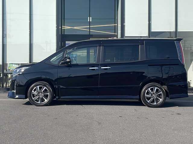 トヨタ ノア Si ダブルバイビー 茨城県 2018(平30)年 6.4万km ブラック 10インチ純正SDナビ/クルーズコントロール/横滑り防止装置/レーンキープアシスト/LEDオートライト/オートマチックハイビーム/アイドリングストップ/スマートキー/冷房WAC/Bluetooth/フルセグTV/バックカメラ/3列シート/ドライブレコーダー/純正フロアマット/ハーフレザーシート/両側パワースライドドア/16インチ純正アルミホイール