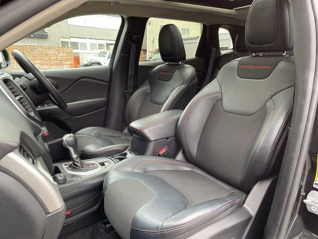 クライスラー・ジープ ジープ チェロキー トレイルホーク 青森県 2016(平28)年 5.4万km 黒 ４WD/サンルーフ/自動駐車/アダプティブクルーズコントロール/レーンキープアシスト/純正ナビ/（Bluetooth・TV）/電動サイドブレーキ/パークアシスト/ドライブレコーダー/ハーフレザー/パワーシート/パワーバックドア/純正アルミホイール17インチ/オートライト/アイドリングストップ/プッシュスタート/スマートキー