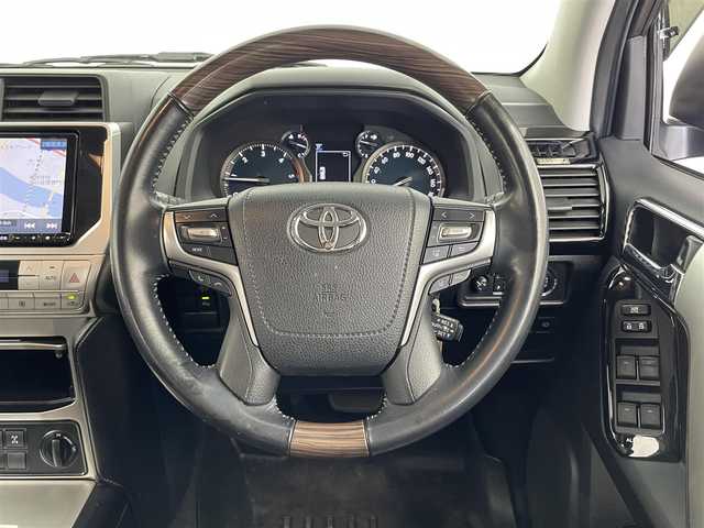 トヨタ ランドクルーザー プラド TX 大分県 2019(平31)年 6.1万km ブラック 社外９型ナビ　X9NX/(CD/DVD/SD/BT/HDMI/フルセグ)/バックカメラ/ＥＴＣ/Toyota Safety Sense/・プリクラッシュセーフティ（歩行者［昼］検知機能付衝突回避支援タイプ/ミリ波レーダー＋単眼カメラ方式）/・レーンディパーチャーアラート/・オートマチックハイビーム/・レーダークルーズコントロール（ブレーキ制御付）/コーナーセンサー/オートマチックハイビーム/レーダー探知機 GWT97ｓｄ/ドライブレコーダー前後/スマートキー2本/電動格納ウィンカーミラー/フォグランプ/全席シートカバー/ステアリングリモコン