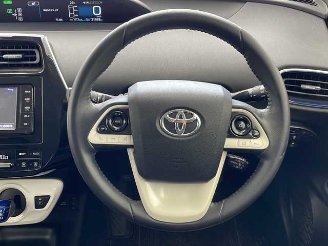 トヨタ プリウス S ツーリングセレクション 沖縄県 2016(平28)年 3.2万km スティールブロンドM 純正ナビ（NSZT-W64）/フルセグＴＶ/ＤＶＤ/ＣＤ/ｂｌｕｅｔｏｏｔｈ/バックカメラ/ＥＴＣ/ドライブレコーダー/ＬＥＤヘッドライト/シートヒーター/レザーシー/純正エアロ/純正アルミ/トヨタセーフティーセンス