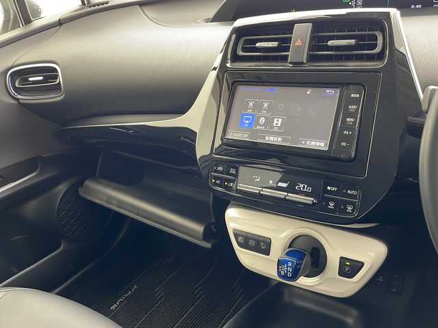 トヨタ プリウス S ツーリングセレクション 沖縄県 2016(平28)年 3.2万km スティールブロンドM 純正ナビ（NSZT-W64）/フルセグＴＶ/ＤＶＤ/ＣＤ/ｂｌｕｅｔｏｏｔｈ/バックカメラ/ＥＴＣ/ドライブレコーダー/ＬＥＤヘッドライト/シートヒーター/レザーシー/純正エアロ/純正アルミ/トヨタセーフティーセンス