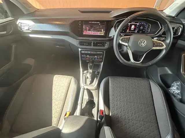 フォルクスワーゲン Ｔ－クロス TSI スタイル 高知県 2022(令4)年 2.3万km ディープブラックパールエフェクト 純正ナビ/【フルセグ/BT】/Bカメラ/ETC2.0/Appleカープレイ/置くだけ充電/ブラインドスポットモニター/パークアシスト/LEDヘッドライト/プッシュスタート/コーナーセンサー