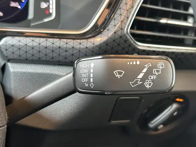 フォルクスワーゲン Ｔ－クロス TSI スタイル 高知県 2022(令4)年 2.3万km ディープブラックパールエフェクト 純正ナビ/【フルセグ/BT】/Bカメラ/ETC2.0/Appleカープレイ/置くだけ充電/ブラインドスポットモニター/パークアシスト/LEDヘッドライト/プッシュスタート/コーナーセンサー