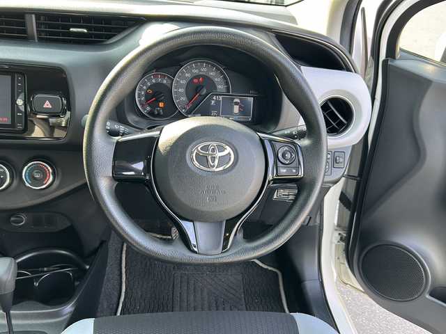 トヨタ ヴィッツ F スマートスタイル 茨城県 2015(平27)年 6.1万km ホワイトパールクリスタルシャイン 純正SDナビ/バックカメラ/Bluetooth/CDチェンジャー/ETC/横滑り防止装置/ハロゲンヘッドライト/純正14インチアルミホイール/アイドリングストップ/スマートキー/純正フロアマット/禁煙車