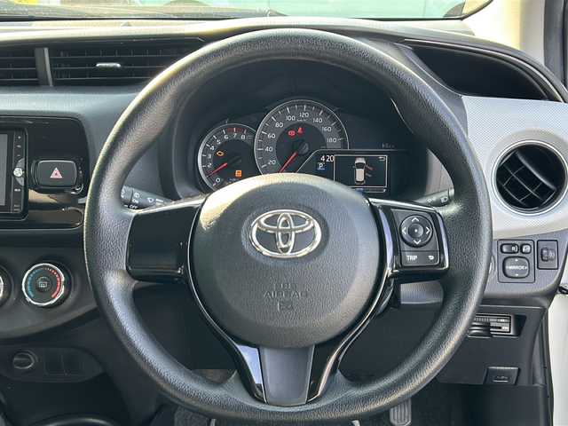 トヨタ ヴィッツ F スマートスタイル 茨城県 2015(平27)年 6.1万km ホワイトパールクリスタルシャイン 純正SDナビ/バックカメラ/Bluetooth/CDチェンジャー/ETC/横滑り防止装置/ハロゲンヘッドライト/純正14インチアルミホイール/アイドリングストップ/スマートキー/純正フロアマット/禁煙車