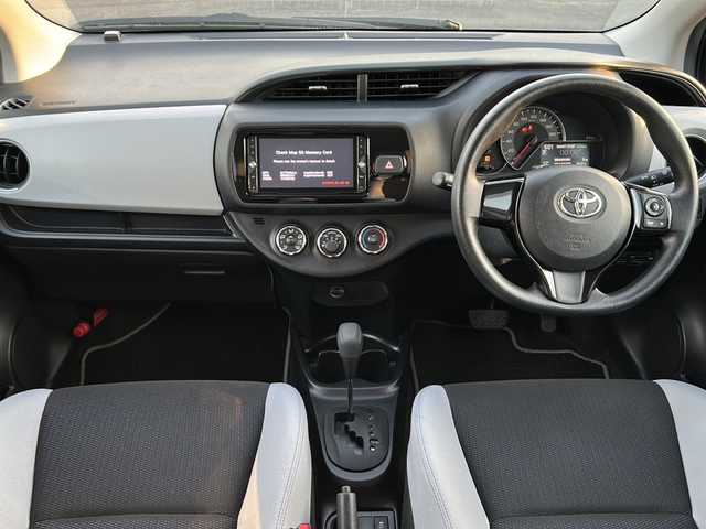トヨタ ヴィッツ F スマートスタイル 茨城県 2015(平27)年 6.1万km ホワイトパールクリスタルシャイン 純正SDナビ/バックカメラ/Bluetooth/CDチェンジャー/ETC/横滑り防止装置/ハロゲンヘッドライト/純正14インチアルミホイール/アイドリングストップ/スマートキー/純正フロアマット/禁煙車