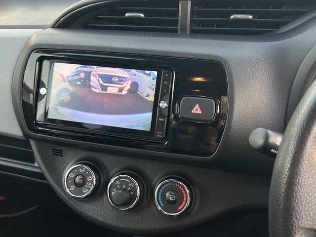 トヨタ ヴィッツ F スマートスタイル 茨城県 2015(平27)年 6.1万km ホワイトパールクリスタルシャイン 純正SDナビ/バックカメラ/Bluetooth/CDチェンジャー/ETC/横滑り防止装置/ハロゲンヘッドライト/純正14インチアルミホイール/アイドリングストップ/スマートキー/純正フロアマット/禁煙車