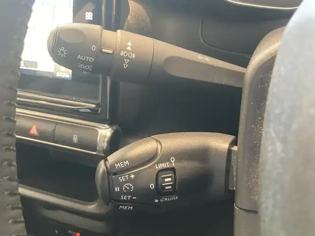 シトロエン Ｃ３ シャイン 熊本県 2019(平31)年 2.8万km オレンジⅡ ・スマートキー/・プッシュスタート/・アクティブセーフティブレーキ/・疲労検知/・インテリジェントハイビーム/・パーキングセンサー/・ブラインドスポットモニター/・クルーズコントロール/・純正ナビ/　【Bluetooth・USB・AppleCarPlay・AndroidAuto】/・フルセグTV/・バックカメラ/・ETC/・ドライブレコーダー(前方録画)/・フォグランプ/・純正マット/・保証書/取説