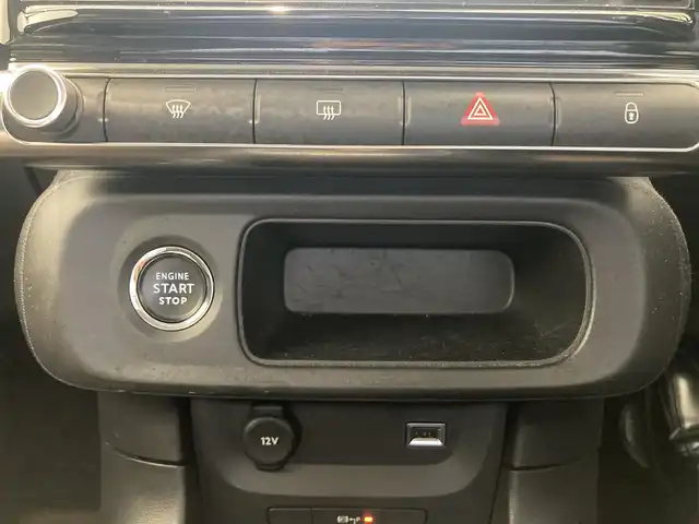 シトロエン Ｃ３ シャイン 熊本県 2019(平31)年 2.8万km オレンジⅡ ・スマートキー/・プッシュスタート/・アクティブセーフティブレーキ/・疲労検知/・インテリジェントハイビーム/・パーキングセンサー/・ブラインドスポットモニター/・クルーズコントロール/・純正ナビ/　【Bluetooth・USB・AppleCarPlay・AndroidAuto】/・フルセグTV/・バックカメラ/・ETC/・ドライブレコーダー(前方録画)/・フォグランプ/・純正マット/・保証書/取説