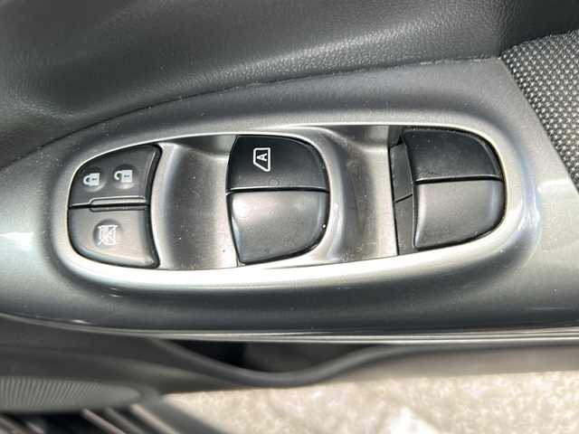 日産 ジューク 15RX Vセレクション 沖縄県 2015(平27)年 7.1万km スーパーブラック 純正ナビ　/（AM/FM/CD/DVD/BT）　/全方位モニター　/フルセグTV　/衝突軽減　/レーンキープアシスト　/純正フロアマット　/ベンチシート　/オートライト　/純正17AW　/横滑り防止装置　/スマートキー/アイドリングストップ