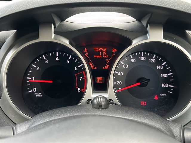 日産 ジューク 15RX Vセレクション 沖縄県 2015(平27)年 7.1万km スーパーブラック 純正ナビ　/（AM/FM/CD/DVD/BT）　/全方位モニター　/フルセグTV　/衝突軽減　/レーンキープアシスト　/純正フロアマット　/ベンチシート　/オートライト　/純正17AW　/横滑り防止装置　/スマートキー/アイドリングストップ
