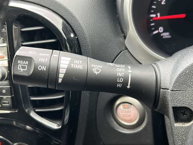 日産 ジューク 15RX Vセレクション 沖縄県 2015(平27)年 7.1万km スーパーブラック 純正ナビ　/（AM/FM/CD/DVD/BT）　/全方位モニター　/フルセグTV　/衝突軽減　/レーンキープアシスト　/純正フロアマット　/ベンチシート　/オートライト　/純正17AW　/横滑り防止装置　/スマートキー/アイドリングストップ