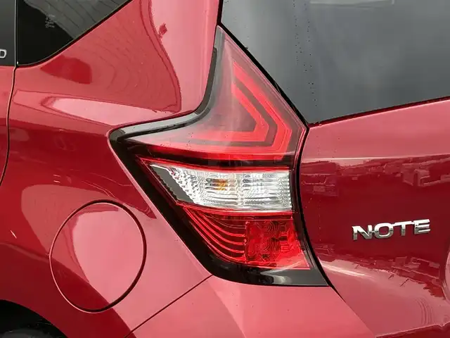 日産 ノート e－パワーX FOUR Bアロー 岩手県 2019(令1)年 2.1万km ガーネットレッド/スーパーブラック 2トーン 禁煙車/4WD（切替）/全方位カメラ/デジタルインナーミラー/純正ナビ/→フルセグTV/Bluetooth/CD/DVD/FM/AM/バックカメラ/ステアリングスイッチ/追従型クルーズコントロール/衝突軽減システム/横滑り防止装置/レーンキープアシスト/前後コーナーセンサー/オートライト/〇プッシュスタート/〇電動格納ミラー/〇ウィンカーミラー/〇シガーソケット/〇ドアバイザー/〇フロアマット/〇スマートキー/スペアキー/純正ドライブレコーダー/ETC