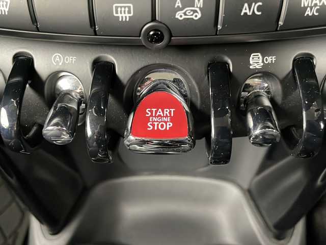ＭＩＮＩ ミニ クーパー S 道央・札幌 2014(平26)年 0.5万km アイボリー ・純正ナビ/・AUX/USB/・Bluetooth接続/・アイドリングストップ/・LEDヘッドライト/・フォグランプ/・リアフォグ/・スマートキー/・MTモード付AT/・社外アルミホイール/・純正フロアマット/・積込サマータイヤ