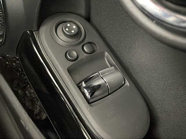 ＭＩＮＩ ミニ クーパー S 道央・札幌 2014(平26)年 0.5万km アイボリー ・純正ナビ/・AUX/USB/・Bluetooth接続/・アイドリングストップ/・LEDヘッドライト/・フォグランプ/・リアフォグ/・スマートキー/・MTモード付AT/・社外アルミホイール/・純正フロアマット/・積込サマータイヤ