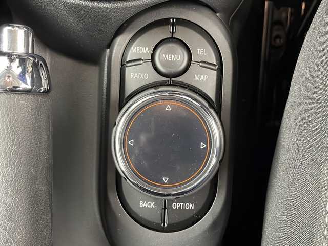 ＭＩＮＩ ミニ クーパー S 道央・札幌 2014(平26)年 0.5万km アイボリー ・純正ナビ/・AUX/USB/・Bluetooth接続/・アイドリングストップ/・LEDヘッドライト/・フォグランプ/・リアフォグ/・スマートキー/・MTモード付AT/・社外アルミホイール/・純正フロアマット/・積込サマータイヤ