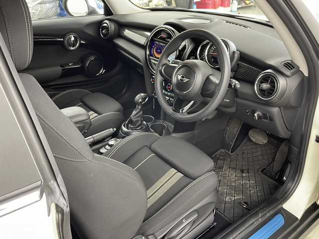 ＭＩＮＩ ミニ クーパー S 道央・札幌 2014(平26)年 0.5万km アイボリー ・純正ナビ/・AUX/USB/・Bluetooth接続/・アイドリングストップ/・LEDヘッドライト/・フォグランプ/・リアフォグ/・スマートキー/・MTモード付AT/・社外アルミホイール/・純正フロアマット/・積込サマータイヤ