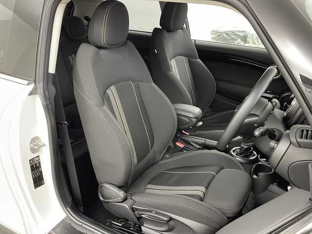 ＭＩＮＩ ミニ クーパー S 道央・札幌 2014(平26)年 0.5万km アイボリー ・純正ナビ/・AUX/USB/・Bluetooth接続/・アイドリングストップ/・LEDヘッドライト/・フォグランプ/・リアフォグ/・スマートキー/・MTモード付AT/・社外アルミホイール/・純正フロアマット/・積込サマータイヤ