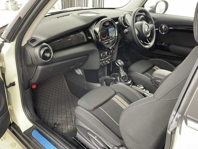 ＭＩＮＩ ミニ クーパー S 道央・札幌 2014(平26)年 0.5万km アイボリー ・純正ナビ/・AUX/USB/・Bluetooth接続/・アイドリングストップ/・LEDヘッドライト/・フォグランプ/・リアフォグ/・スマートキー/・MTモード付AT/・社外アルミホイール/・純正フロアマット/・積込サマータイヤ