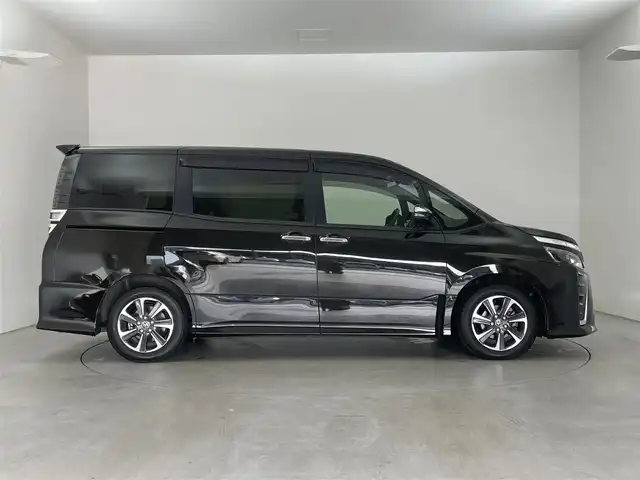 トヨタ ヴォクシー ZS 煌Ⅲ 埼玉県 2021(令3)年 3.2万km イナズマスパーキングブラックガラスフレーク 社外８インチナビ　バックカメラ　両側パワースライドドア　ハーフレザーシート　フルセグＴＶ　クルーズコントロール　ミラー型ドライブレコーダー　コーナーセンサー　ＥＴＣ　ＬＥＤヘッドライト　純正アルミホイール