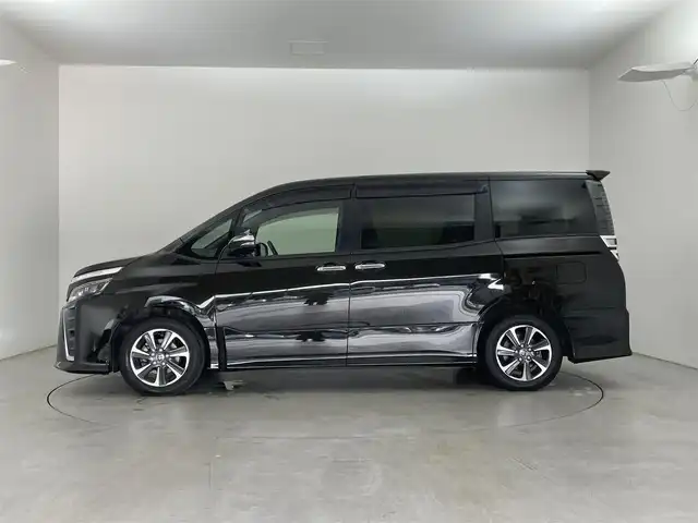 トヨタ ヴォクシー ZS 煌Ⅲ 埼玉県 2021(令3)年 3.2万km イナズマスパーキングブラックガラスフレーク 社外８インチナビ　バックカメラ　両側パワースライドドア　ハーフレザーシート　フルセグＴＶ　クルーズコントロール　ミラー型ドライブレコーダー　コーナーセンサー　ＥＴＣ　ＬＥＤヘッドライト　純正アルミホイール