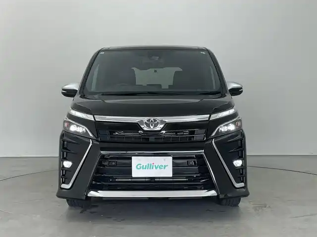 トヨタ ヴォクシー ZS 煌Ⅲ 埼玉県 2021(令3)年 3.2万km イナズマスパーキングブラックガラスフレーク 社外８インチナビ　バックカメラ　両側パワースライドドア　ハーフレザーシート　フルセグＴＶ　クルーズコントロール　ミラー型ドライブレコーダー　コーナーセンサー　ＥＴＣ　ＬＥＤヘッドライト　純正アルミホイール