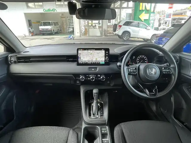 ホンダ ヴェゼル G 宮城県 2023(令5)年 1.8万km クリスタルブラックパール 純正メモリーナビ/（ＦＭ／ＡＭ／Ｂｌｕｅｔｏｏｔｈ）　/フルセグテレビ　/衝突被害軽減装置　/レーダークルーズコントロール　/コーナーセンサー　/横滑り防止装置　/アイドリングストップ　/レーンキープアシスト/ダウンヒルアシストコントール/純正ドライブレコーダー（前方）/置くだけ充電/バックカメラ/オートライト/ライトレベライザー/スマートキー/プッシュスタート/ETC2.0/電動パーキングブレーキ/電動格納ミラー
