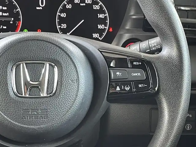 ホンダ ヴェゼル G 宮城県 2023(令5)年 1.8万km クリスタルブラックパール 純正メモリーナビ/（ＦＭ／ＡＭ／Ｂｌｕｅｔｏｏｔｈ）　/フルセグテレビ　/衝突被害軽減装置　/レーダークルーズコントロール　/コーナーセンサー　/横滑り防止装置　/アイドリングストップ　/レーンキープアシスト/ダウンヒルアシストコントール/純正ドライブレコーダー（前方）/置くだけ充電/バックカメラ/オートライト/ライトレベライザー/スマートキー/プッシュスタート/ETC2.0/電動パーキングブレーキ/電動格納ミラー