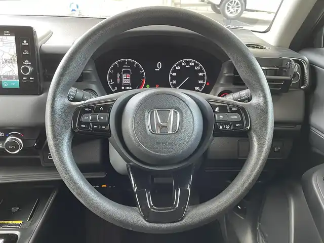 ホンダ ヴェゼル G 宮城県 2023(令5)年 1.8万km クリスタルブラックパール 純正メモリーナビ/（ＦＭ／ＡＭ／Ｂｌｕｅｔｏｏｔｈ）　/フルセグテレビ　/衝突被害軽減装置　/レーダークルーズコントロール　/コーナーセンサー　/横滑り防止装置　/アイドリングストップ　/レーンキープアシスト/ダウンヒルアシストコントール/純正ドライブレコーダー（前方）/置くだけ充電/バックカメラ/オートライト/ライトレベライザー/スマートキー/プッシュスタート/ETC2.0/電動パーキングブレーキ/電動格納ミラー