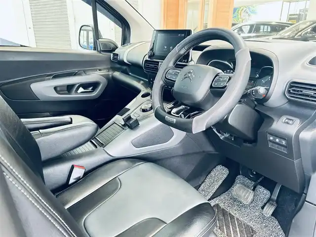 シトロエン シトロエン ベルランゴ シャイン 大阪府 2020(令2)年 1.4万km サーブル 純正ディスプレイオーディオ/applecarplay/バック・サイドカメラ/黒革/ガラスルーフ/ブラインドスポット/純正16インチAW/クリアランスソナー/ETC/ドラレコ/レーダー探知機/ACC
