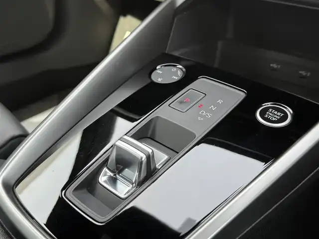 アウディ アウディ Ａ３ SB 30TFSI Sライン 香川県 2021(令3)年 5.6万km デイトナグレーパールエフェクト メーカーメモリナビ/フルセグ/バックカメラ/バーチャルコクピット/黒革シート/前席シートヒーター/前席パワーシート/純正18インチアルミ/LEDヘッドライト/パーキングアシスト/レーダークルーズコントロール/Audiプレセンス/BSM/純正マット/ETC2.0
