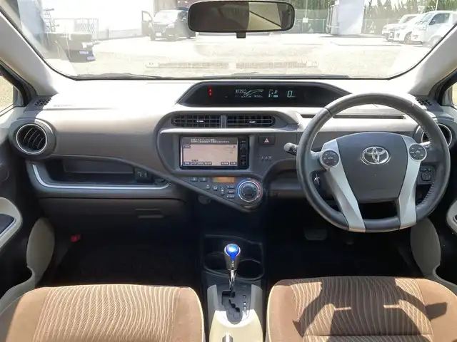 トヨタ アクア G 熊本県 2014(平26)年 7.7万km クールソーダメタリック 純正ナビ/・ＡＭ／ＦＭ／ＣＤ／ＤＶＤ／ＳＤ／ＢＴ／ＵＳＢ／ＨＤＭＩ/・フルセグＴＶ/・バックカメラ/革巻きステアリング/ステアリングリモコン/Ｄ／Ｎシートヒーター/ＥＴＣ/電動格納ミラー/ウインカーミラー/LEDヘッドライト/オートライト/フォグランプ/純正アルミホイール/純正フロアマット/純正ドアバイザー/スマートキー/プッシュスタート