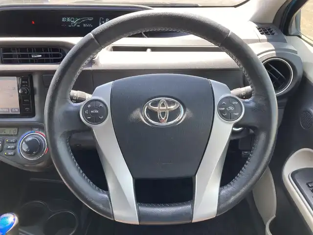 トヨタ アクア G 熊本県 2014(平26)年 7.7万km クールソーダメタリック 純正ナビ/・ＡＭ／ＦＭ／ＣＤ／ＤＶＤ／ＳＤ／ＢＴ／ＵＳＢ／ＨＤＭＩ/・フルセグＴＶ/・バックカメラ/革巻きステアリング/ステアリングリモコン/Ｄ／Ｎシートヒーター/ＥＴＣ/電動格納ミラー/ウインカーミラー/LEDヘッドライト/オートライト/フォグランプ/純正アルミホイール/純正フロアマット/純正ドアバイザー/スマートキー/プッシュスタート